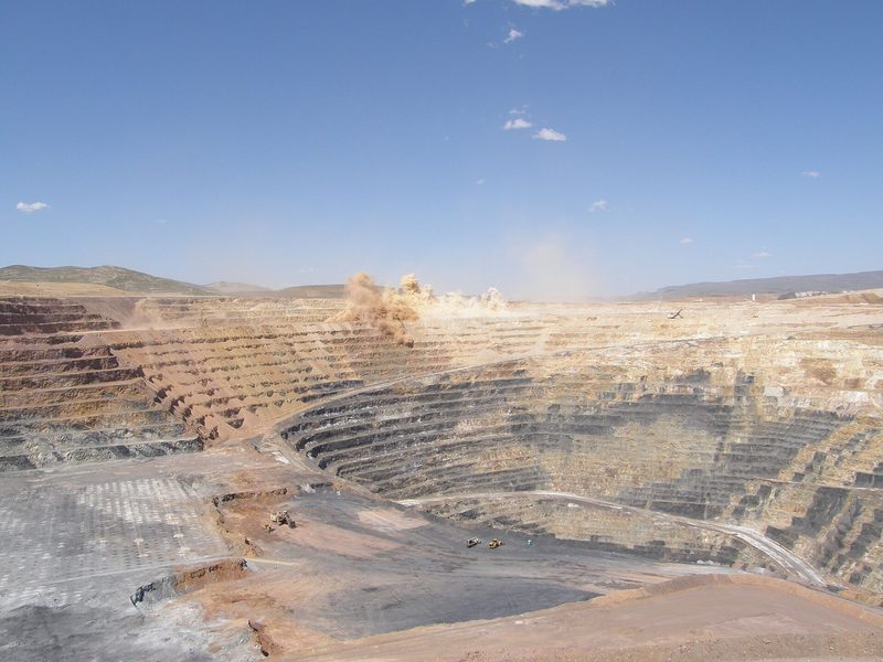 Un tir de mine soulève la poussière dans la fosse de Twin Creeks, qui fait aujourd’hui partie de Nevada Gold Mines
